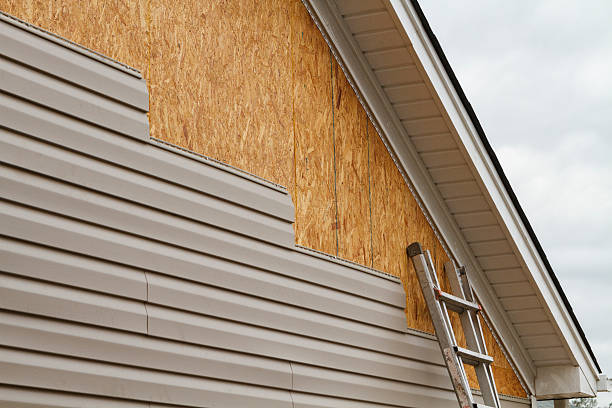Professional Siding Contractor technician working in Sherwood, OH